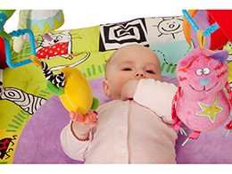 Hrací deka s hrazdou pro novorozence